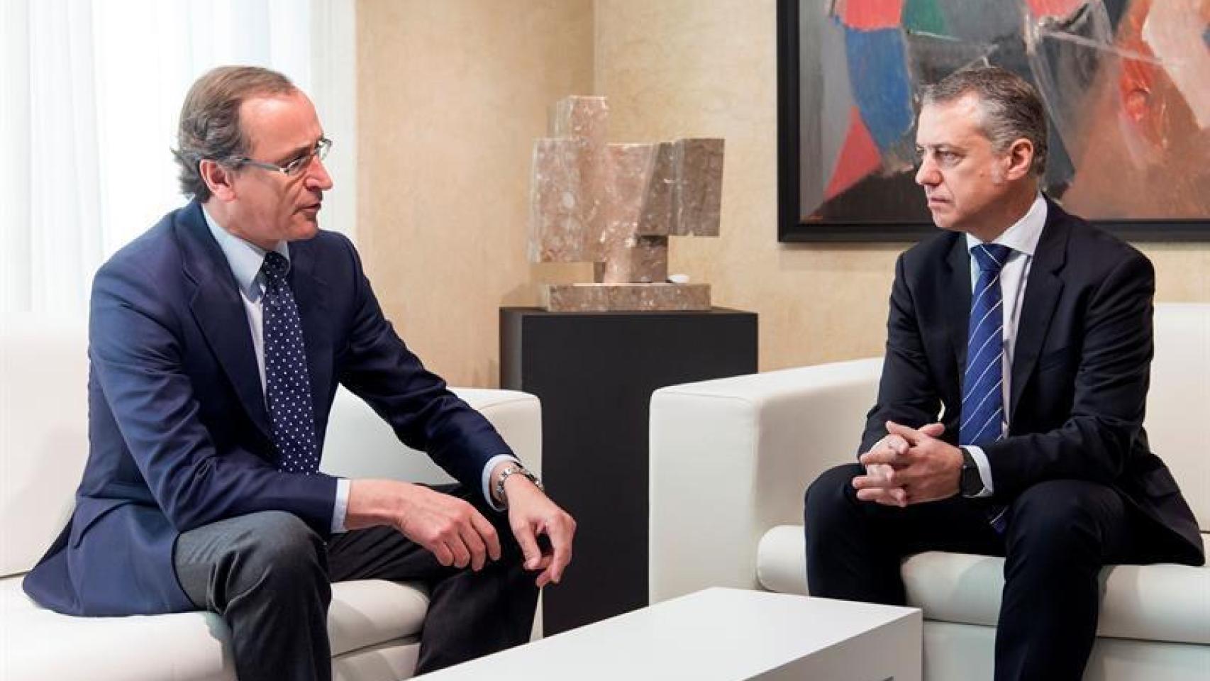 Alfonso Alonso, ministro de Sanidad y líder del PP en el País Vasco, y el lehendakari Íñigo Urkullu.
