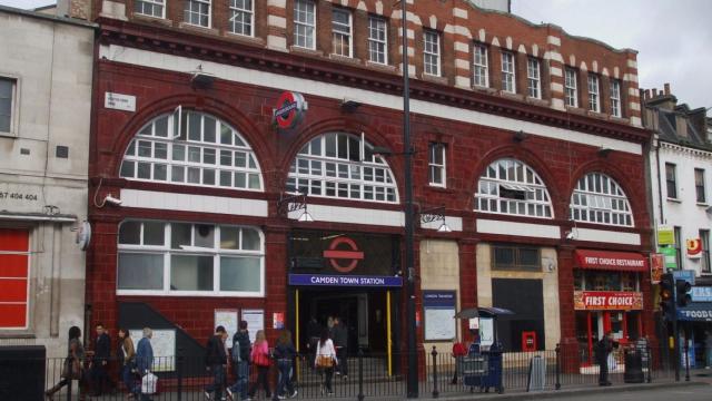Parada de metro de Camden Town en Londres.
