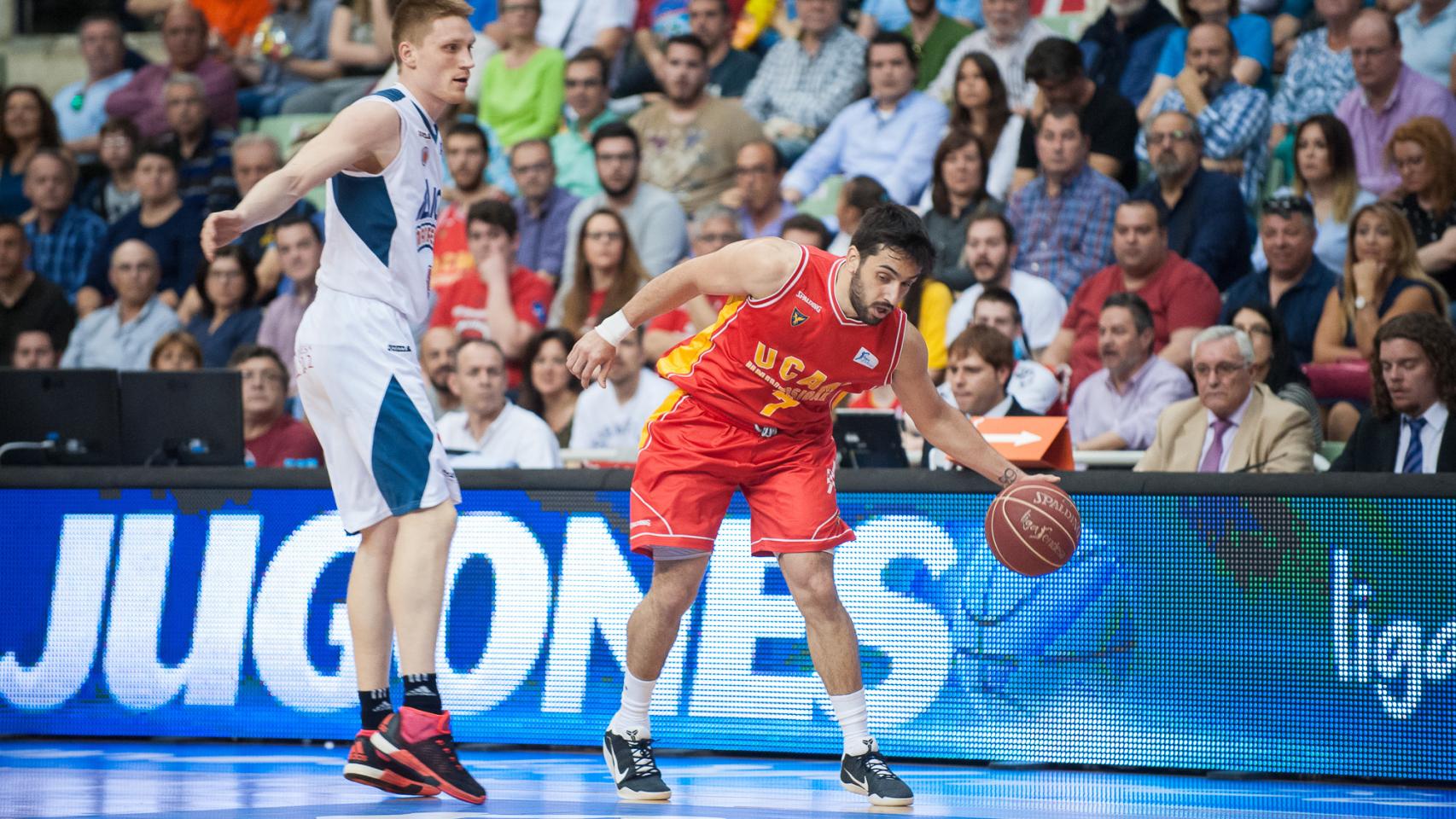 Facundo Campazzo intenta controlar el balón en un partido con el UCAM Murcia.