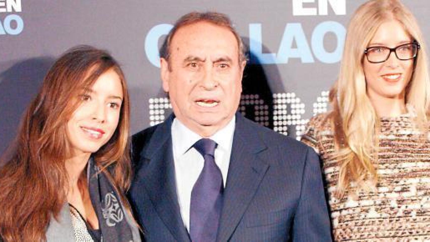 Micaela y Lucía, hijas de Mar García Vaquero con su tío Pedro Trapote