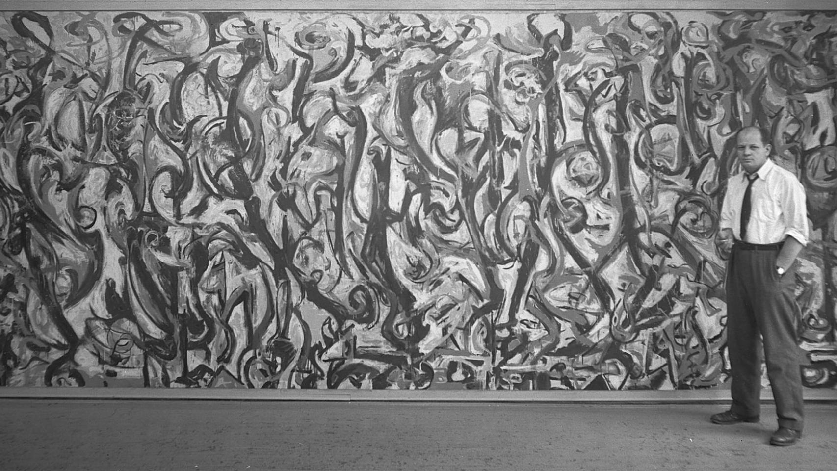 Pollock ante la obra Mural, para el recibidor de la casa de Peggy Guggenheim.