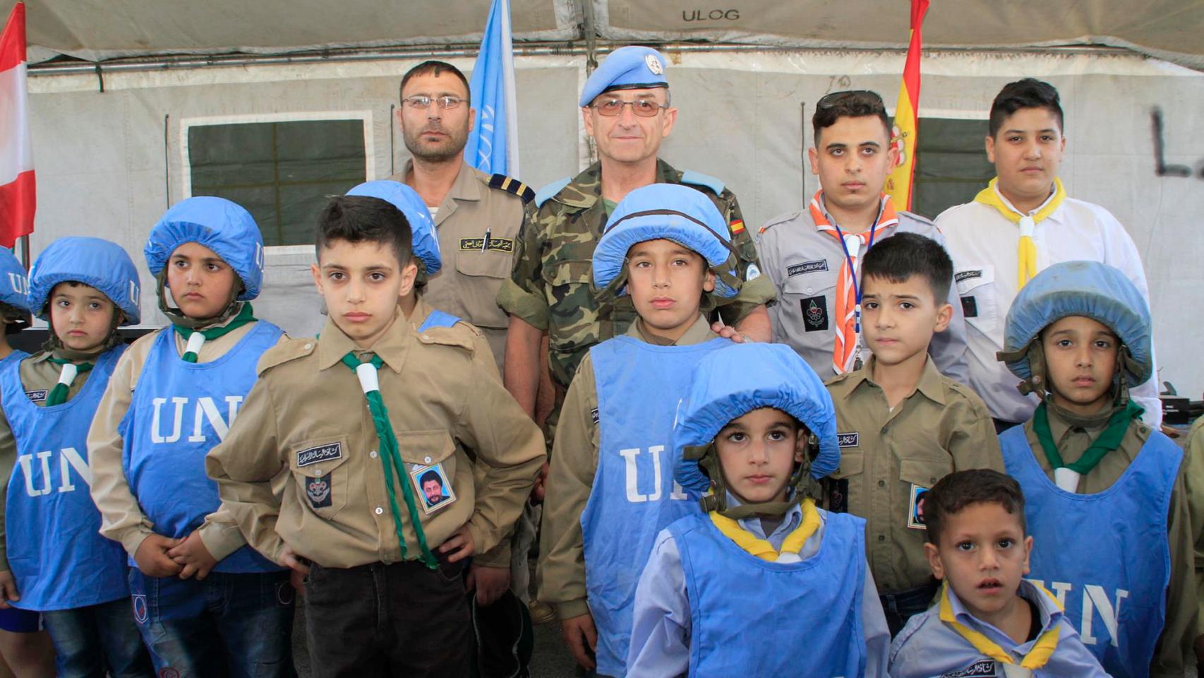 El general Martín Cabrero con algunos de los niños que participaron en el acto.