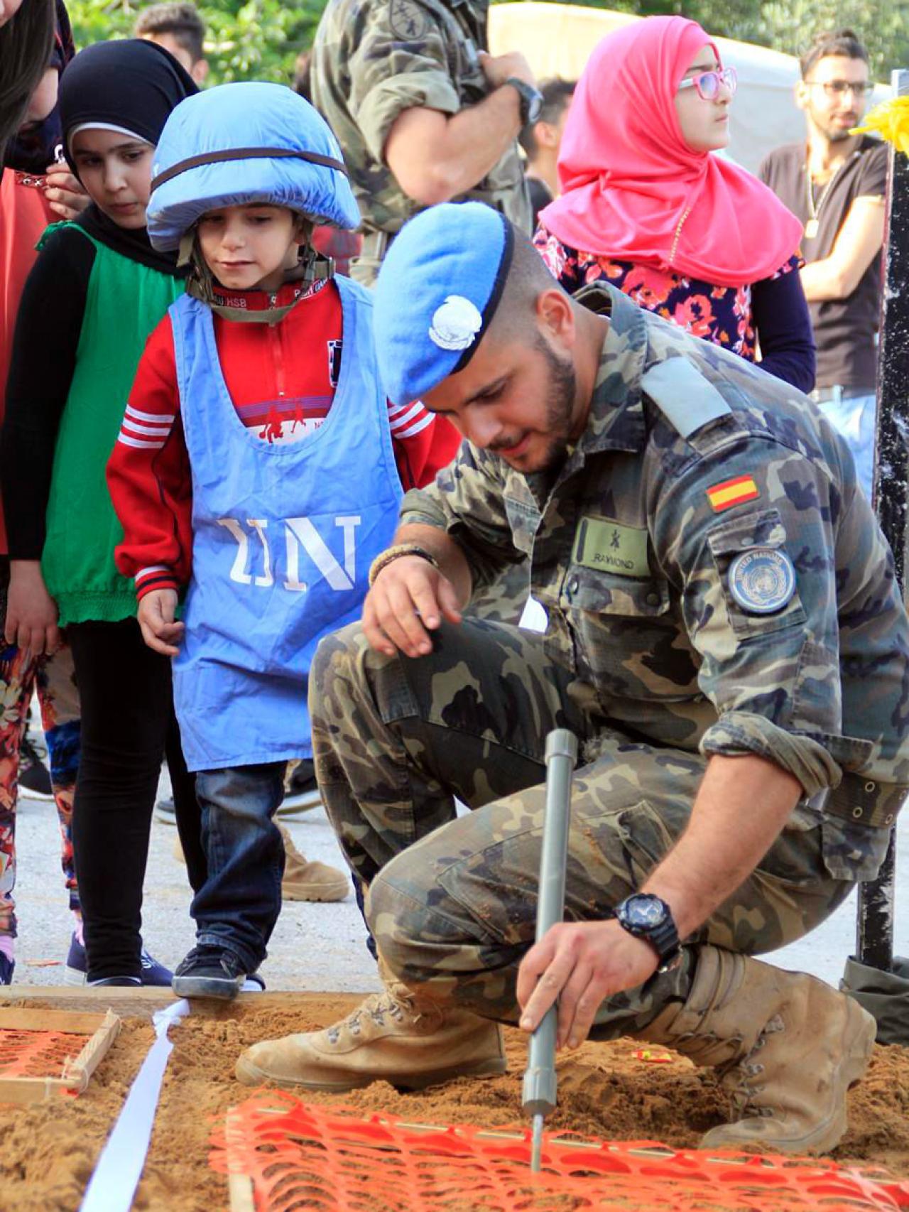 No tocar, no es un juguete, es el mensaje que dan los efectivos españoles a los niños.