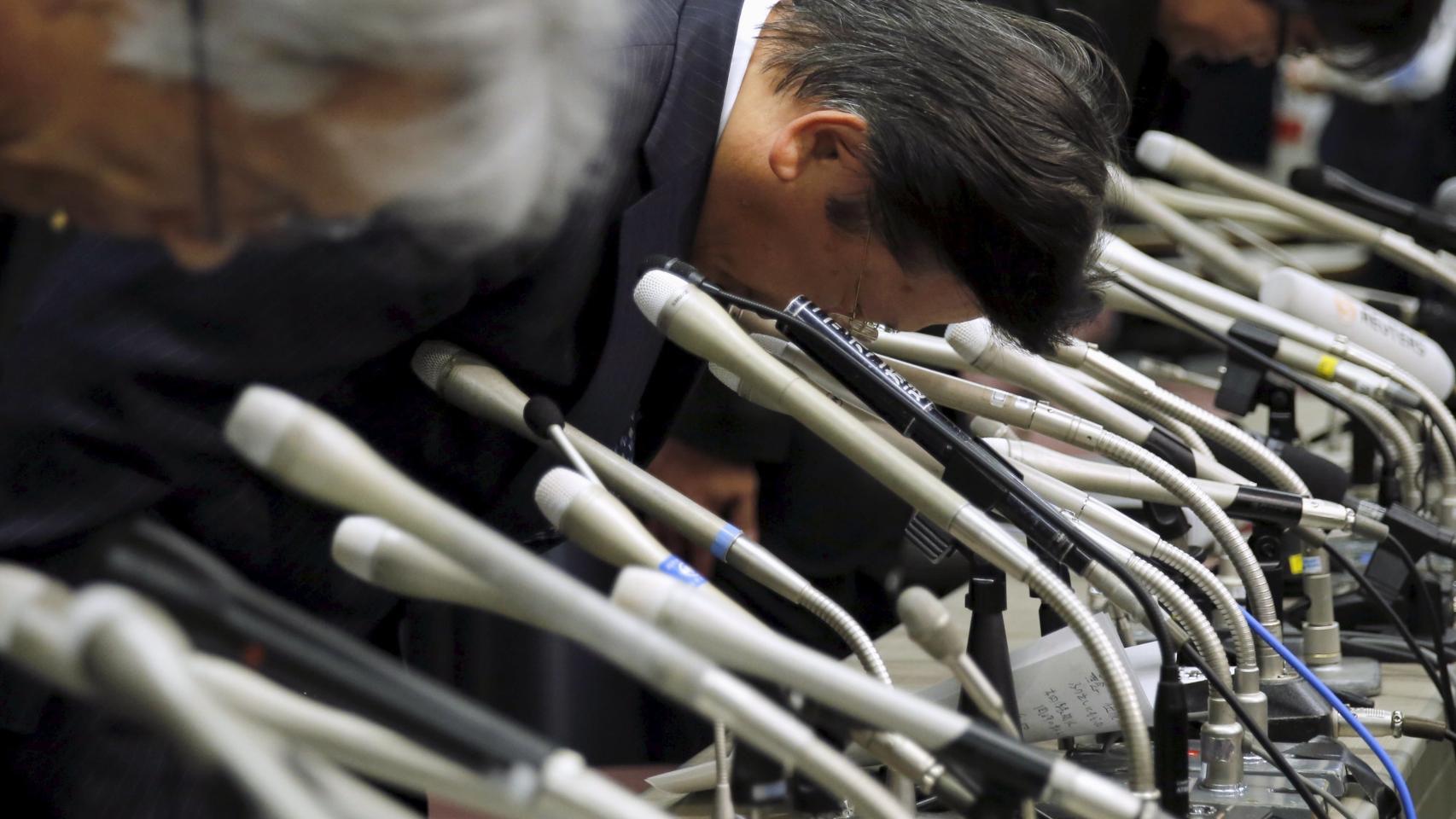 Los directivos de Mitsubishi se disculpa por haber engañado con las emisiones.