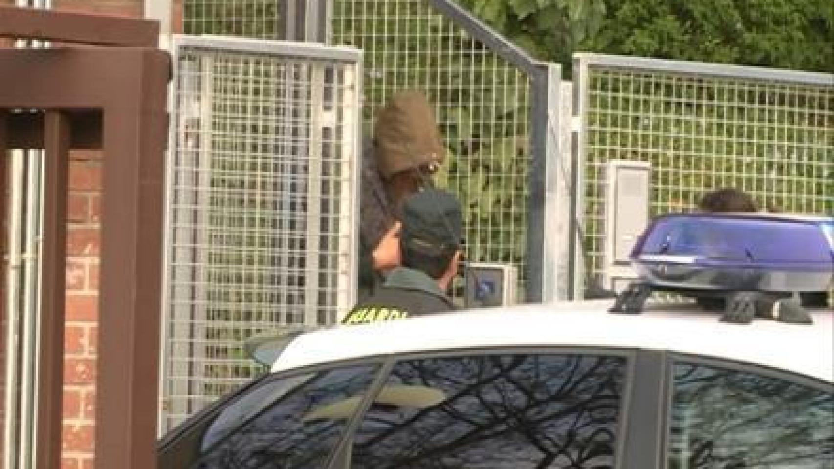 Alejandra Conde a su salida del calabozo donde permaneció durante horas detenida