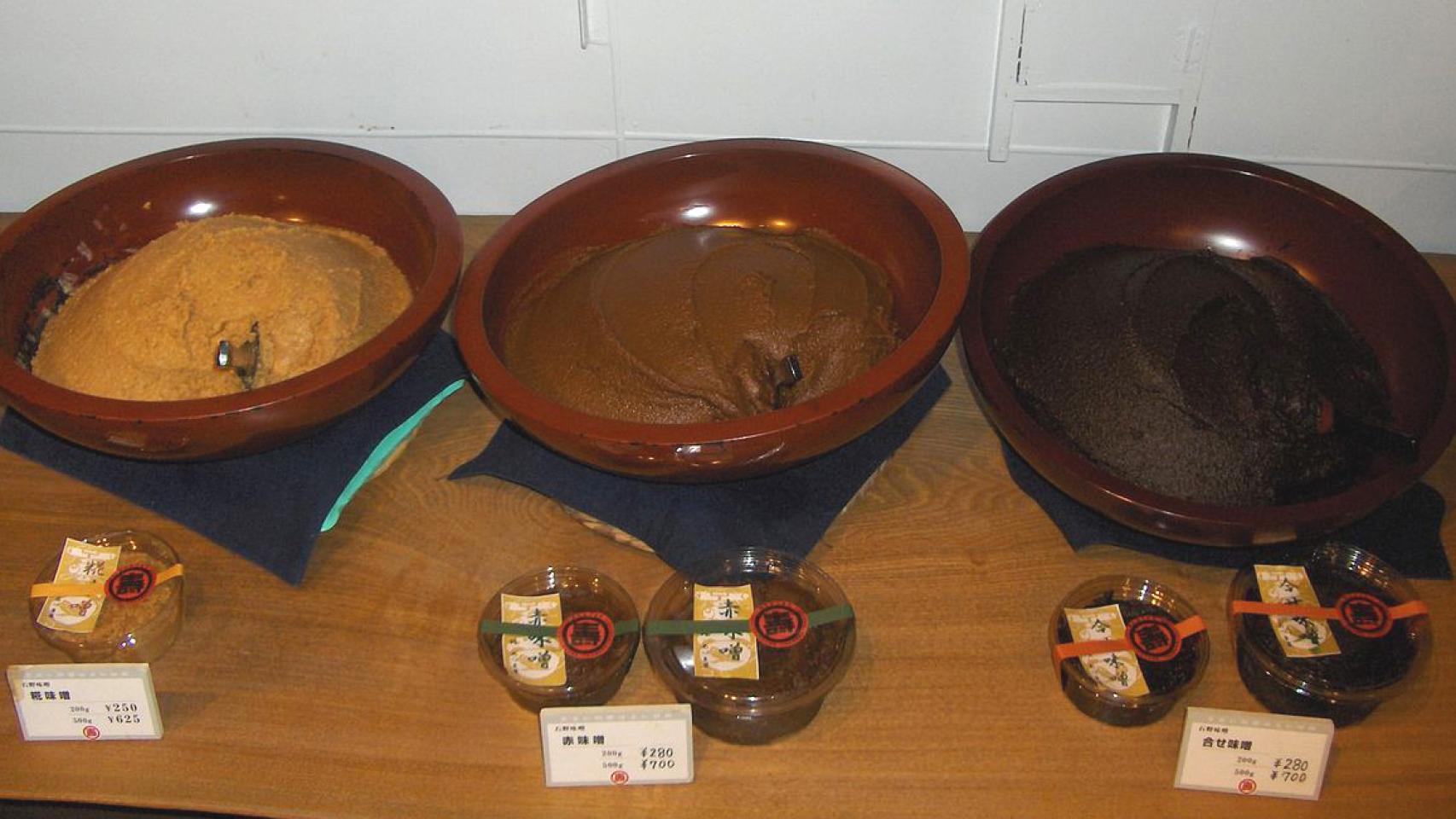 El miso es una pasta fermentada hecha con semillas de soja, cereales y sal.