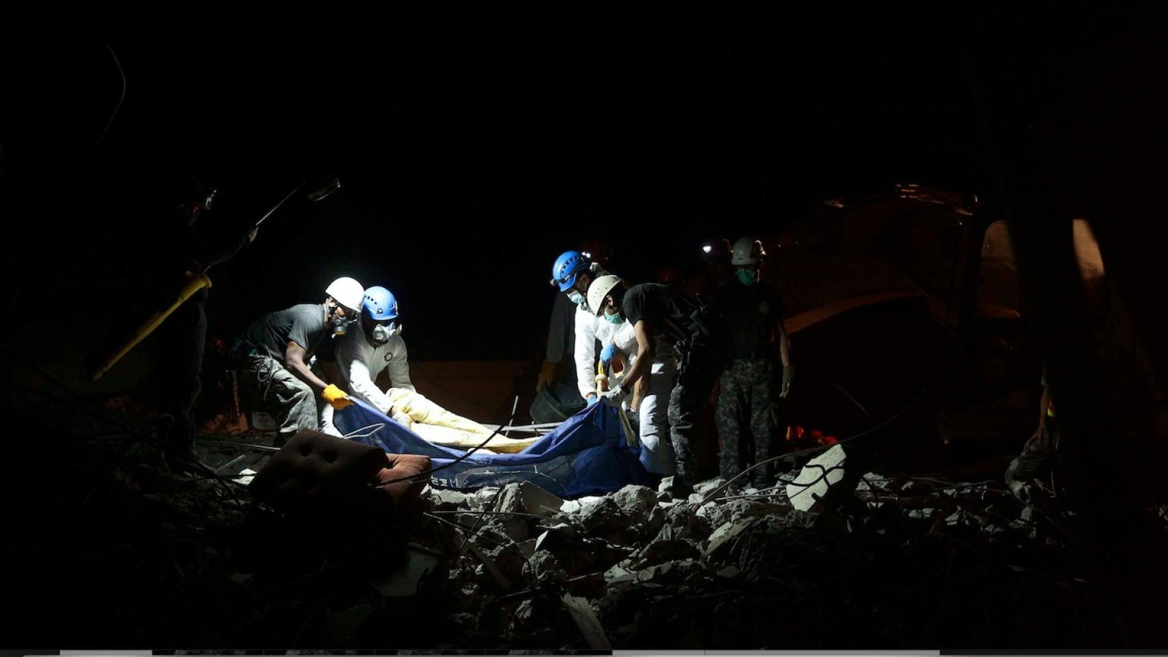 Rescate entre los escombros en en el hotel Royal en Pedernales, Ecuador.