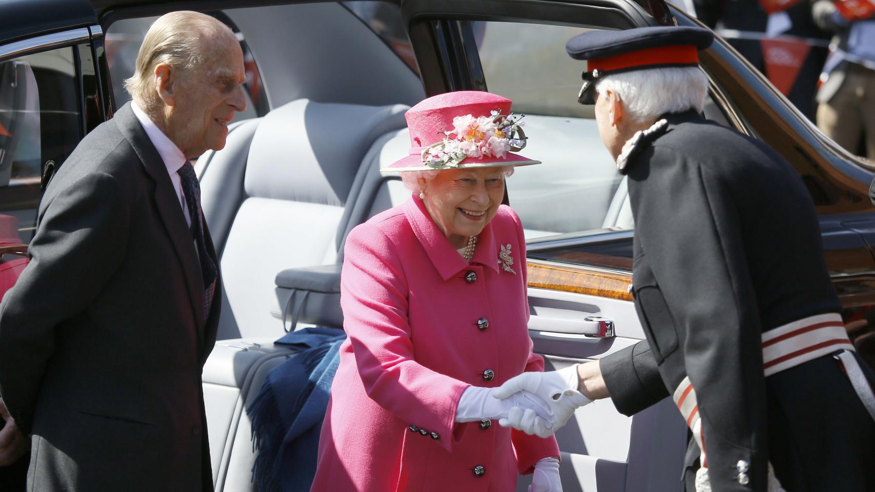 Isabel II y el Duque de Edimburgo a su llegada a The Royal Mail Post Office en Windsor