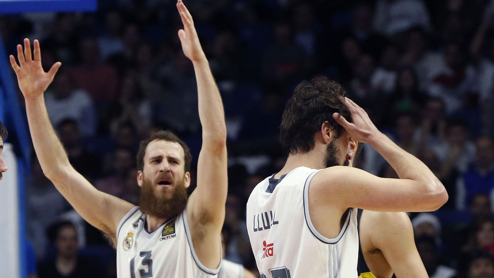 Los jugadores del Madrid se lamentan tras la eliminación ante el Fenerbahçe.