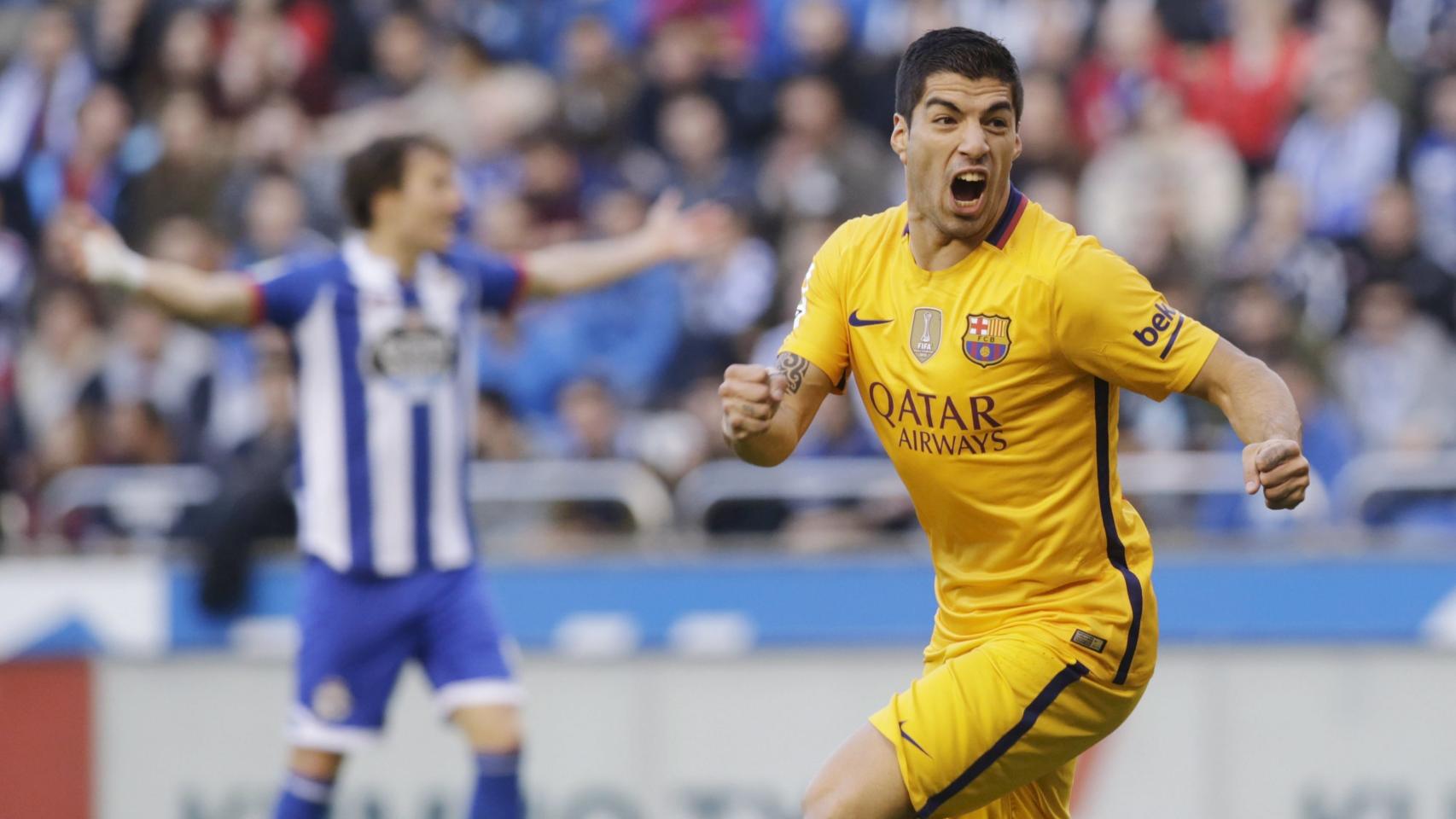 Luis Suárez celebra uno de sus cuatro goles ante el Deportivo.