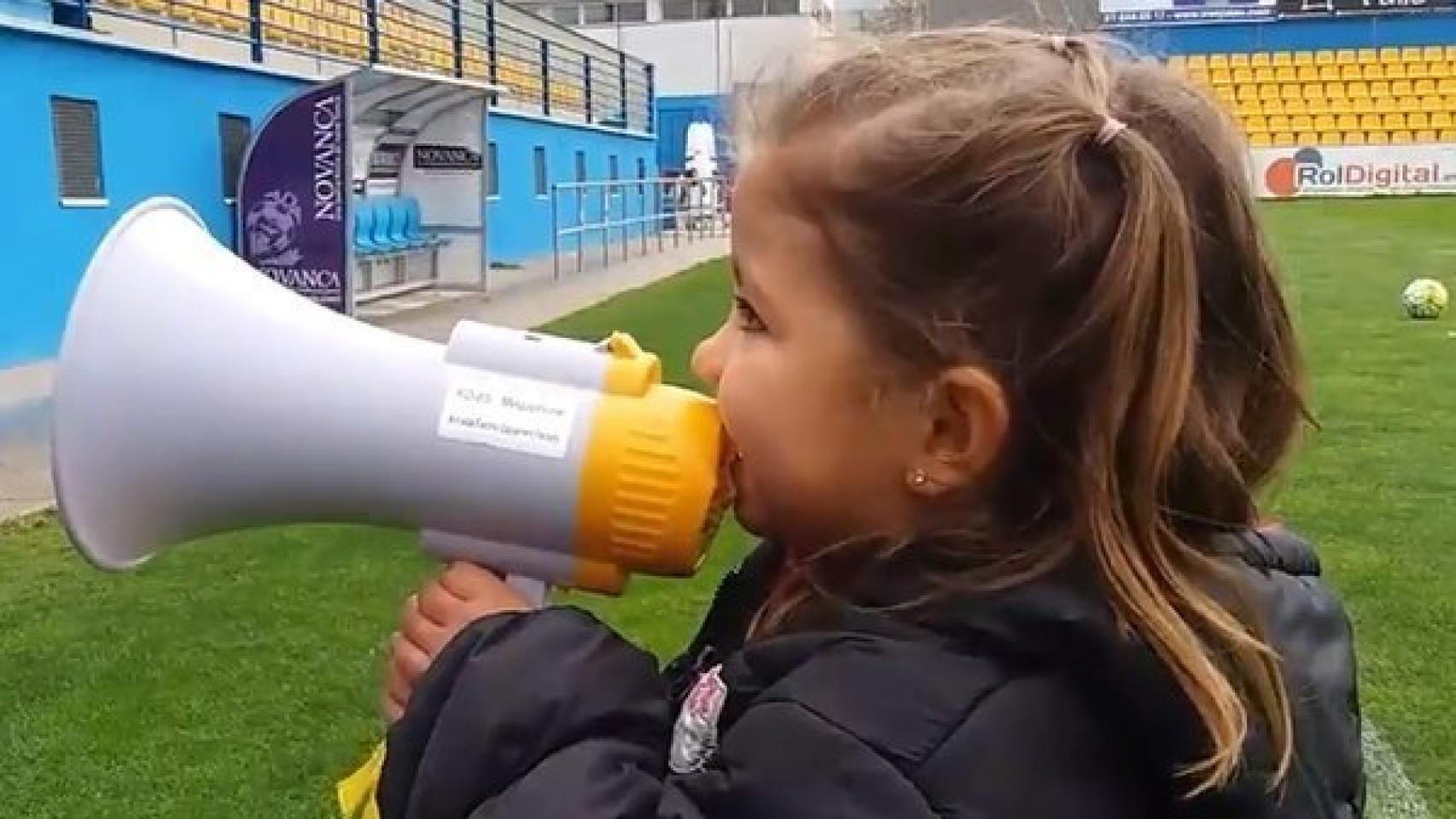 Paula, de cuatro años, con su megáfono animando al Alcorcón.