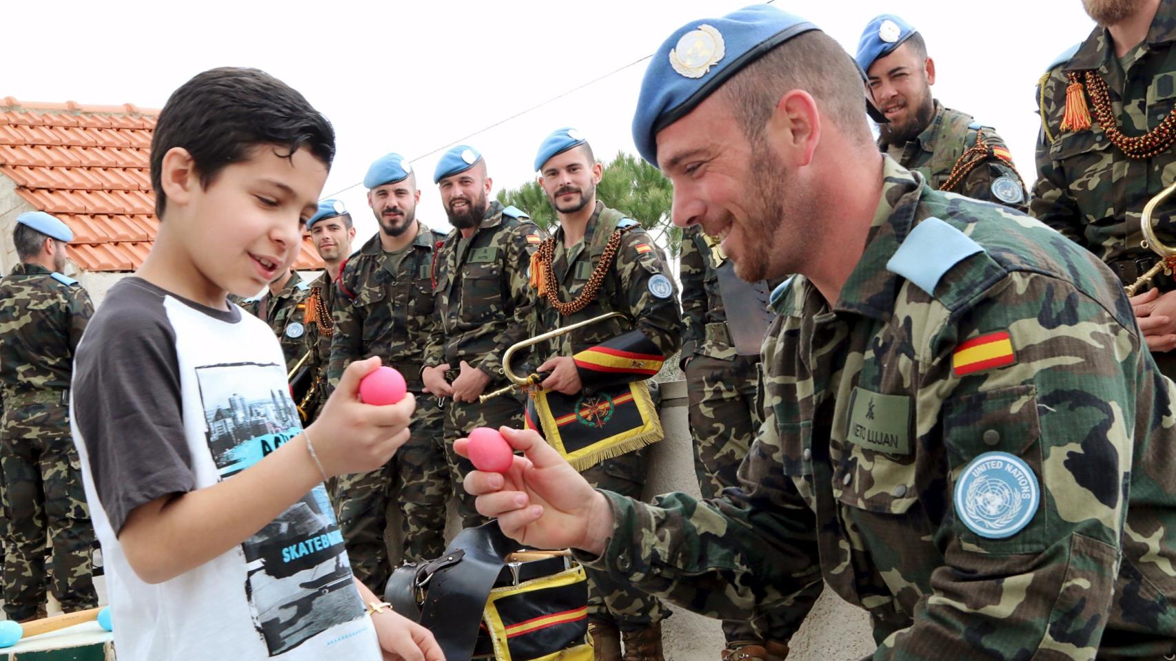 Un efectivo español juega con un niño libanés.