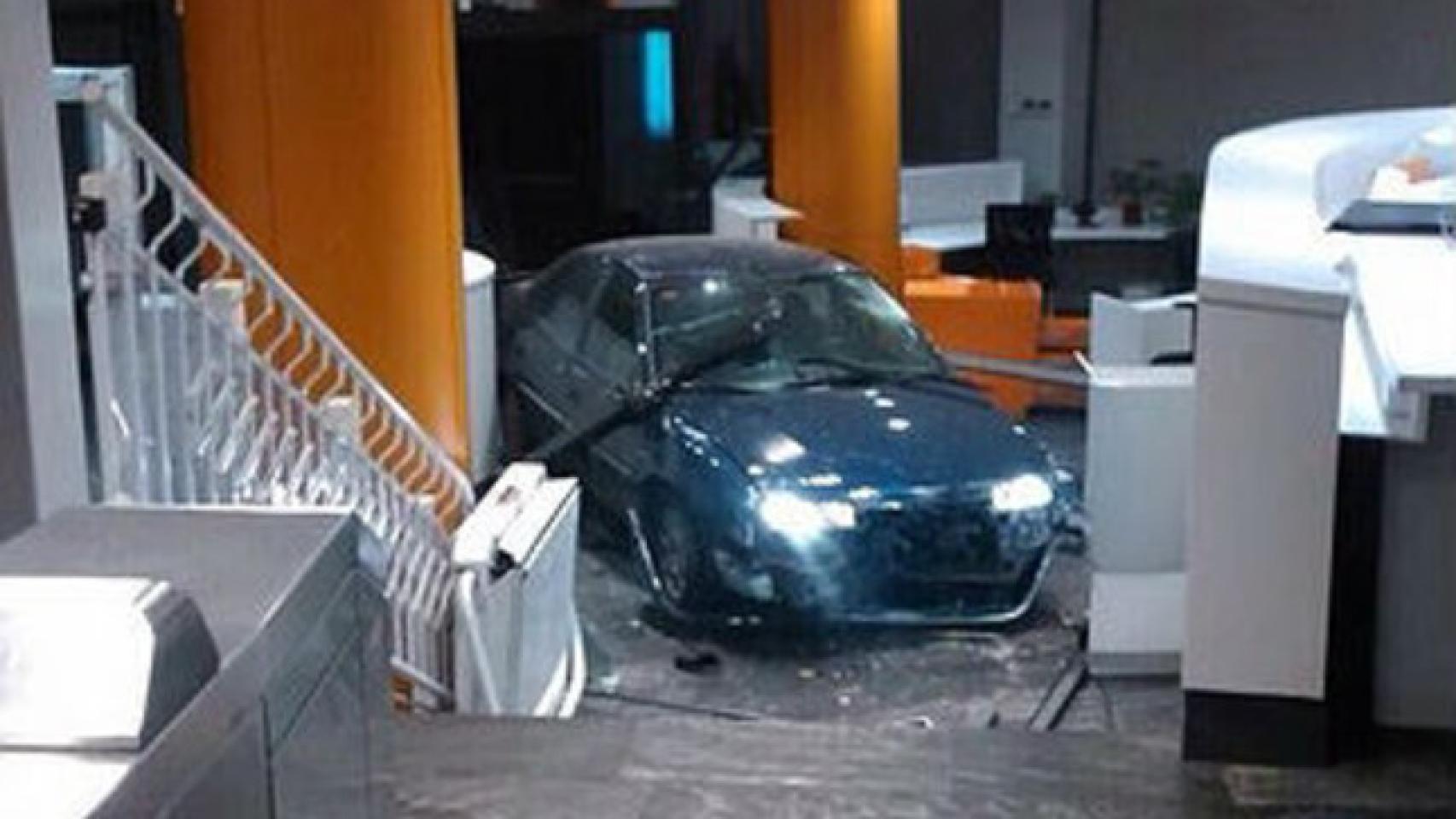 Imagen del coche empotrado en Génova 13