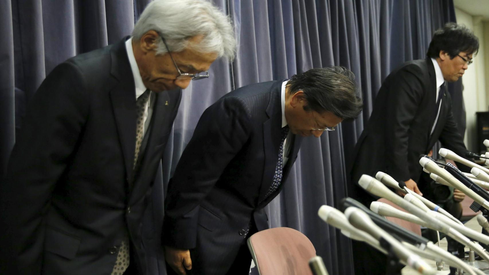 Tetsuro Aikawa, en el centro, junto a otros directivos de Mitsubishi.