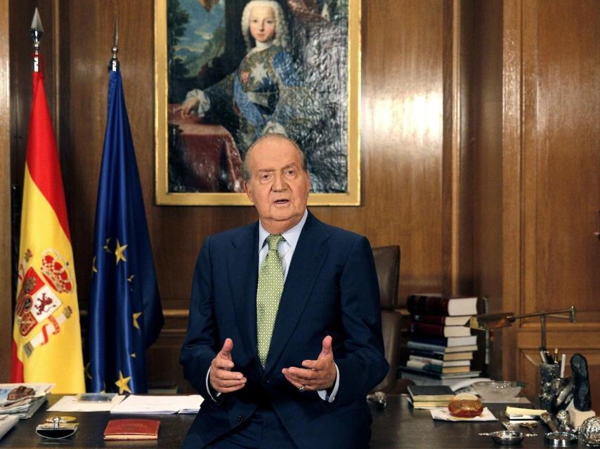 Juan Carlos I durante el discurso de Navidad en 2012. En el cuadro, el infante Felipe, hijo de Felipe V.