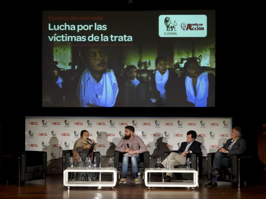 Todos escuchan a Anuradha durante el debate moderado por el reportero de EL ESPAÑOL, David López Frías.