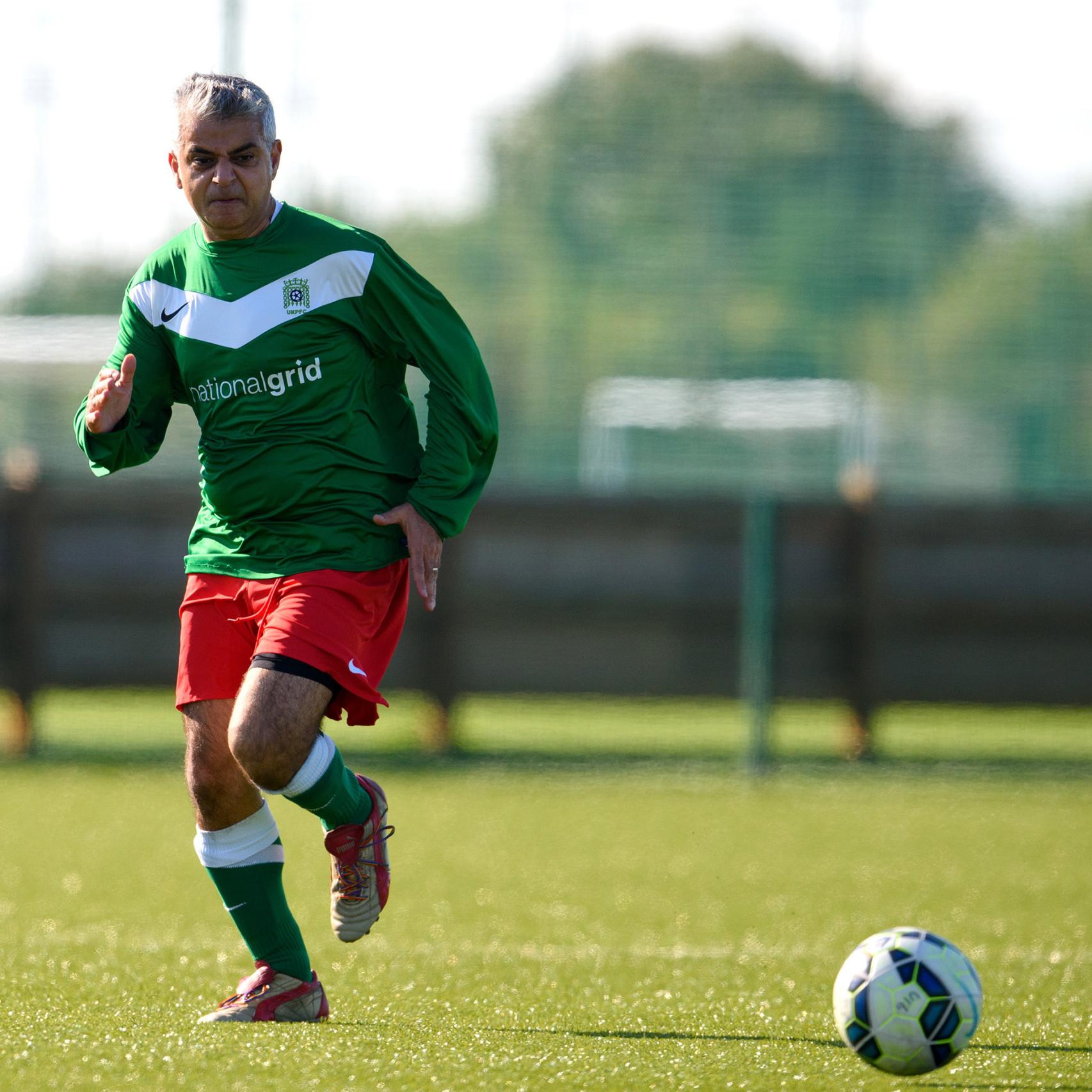 Sadiq Khan durante un partido en septiembre de 2015.
