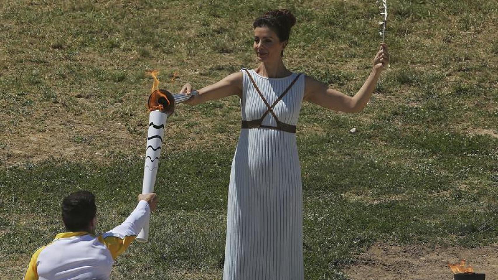 Traspaso del fuego entre la Sacerdotisa y el atleta.