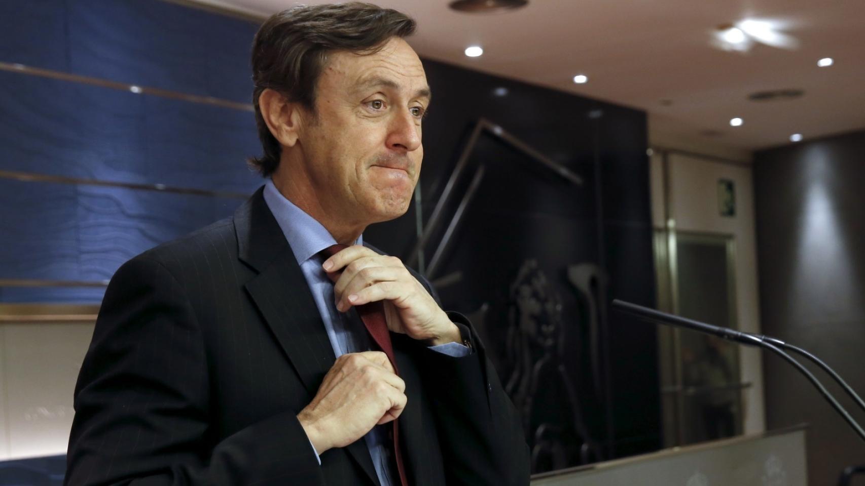 Rafael Hernado ante la rueda de prensa en el Congreso.