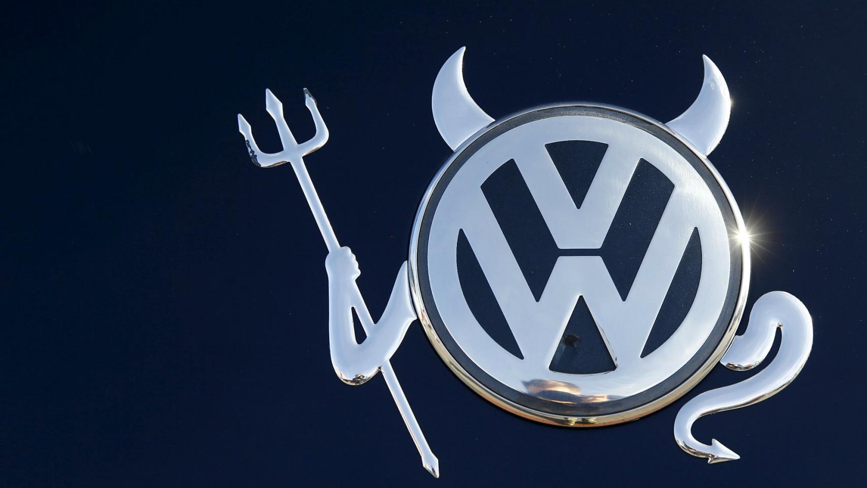 Logo modificado de Volkswagen en un vehículo de Hanau, Alemania.