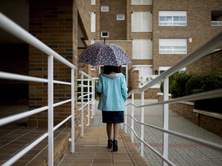 Marisa, al salir de su casa, de camino al banco.