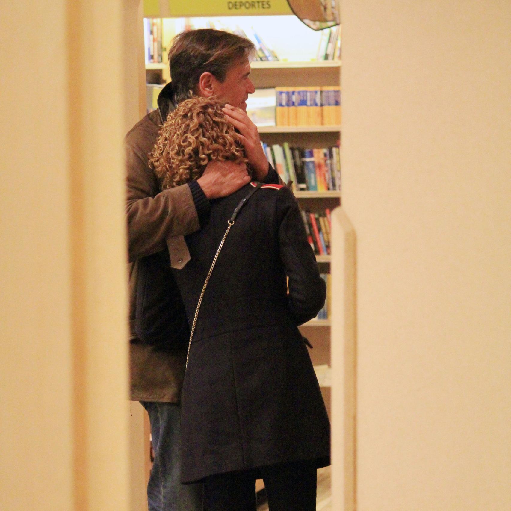 López Aguilar abraza cariñosamente a Sandra Rodríguez