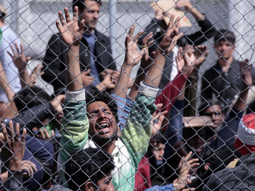 Los cinco horrores que no le enseñaron al Papa en Lesbos