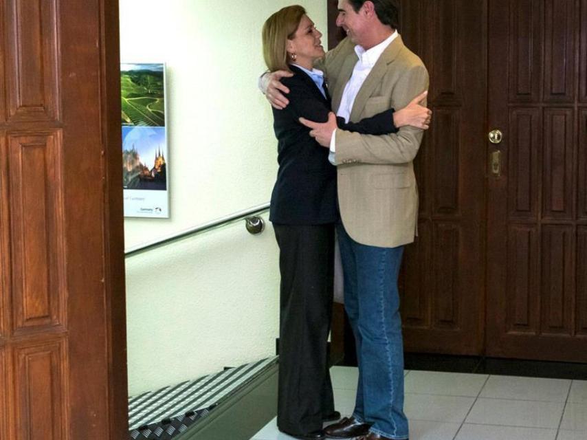Cospedal y Soria, abrazos antes de entrar en el comité.