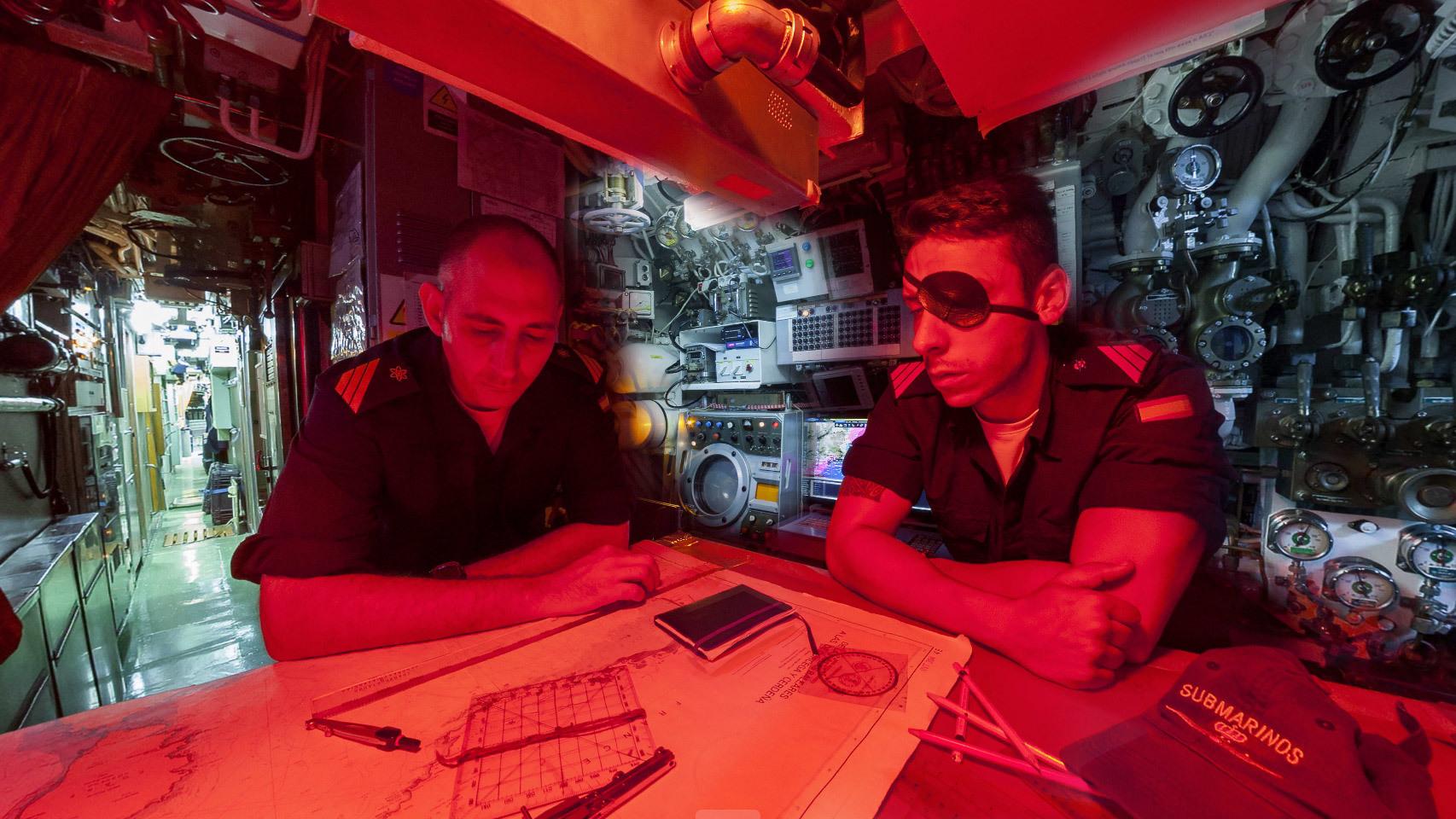 Perspectiva del puesto de mando, con el sonar y la mesa trazadora.