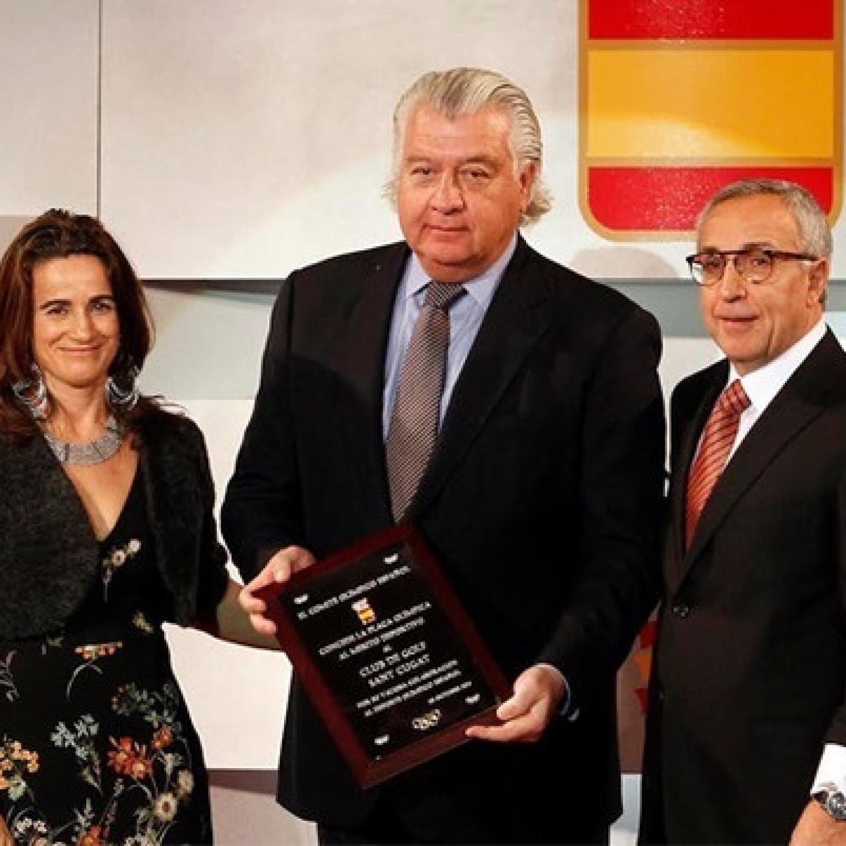 Enrique Hevia recogiendo la Placa Olímpica al mérito deportivo