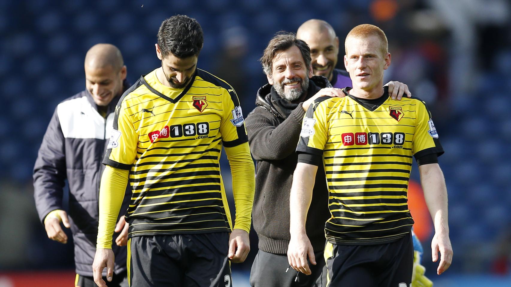 Sánchez Flores celebra un triunfo con sus jugadores.