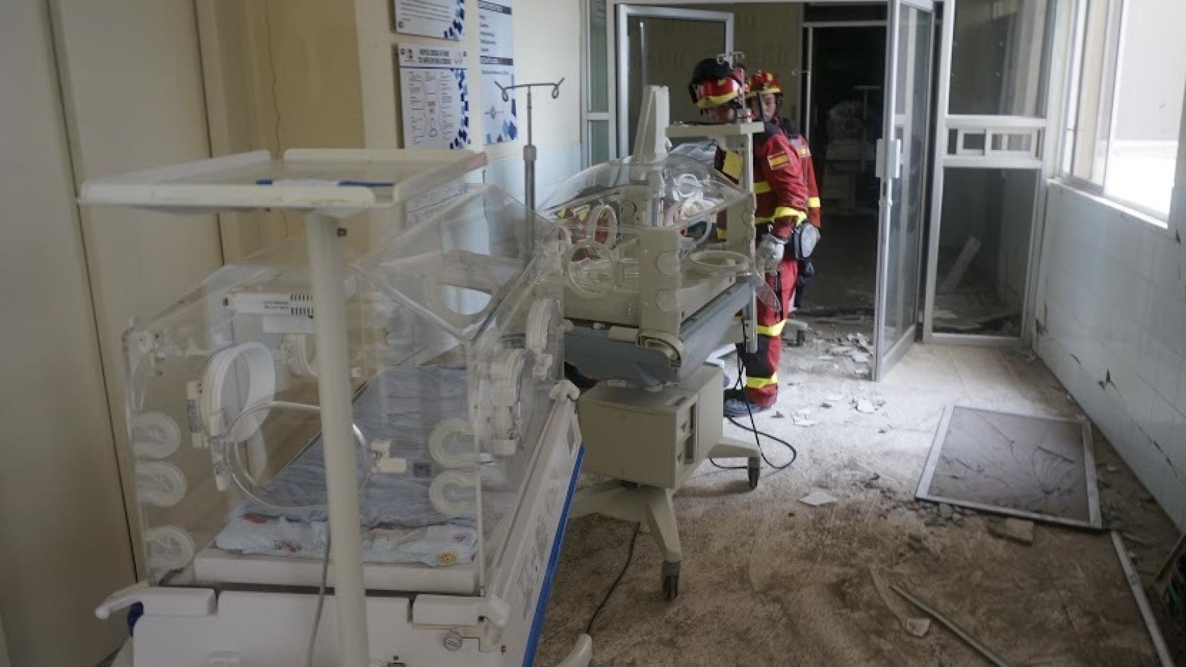 Efectivos españoles en el interior del Hospital de Chone.