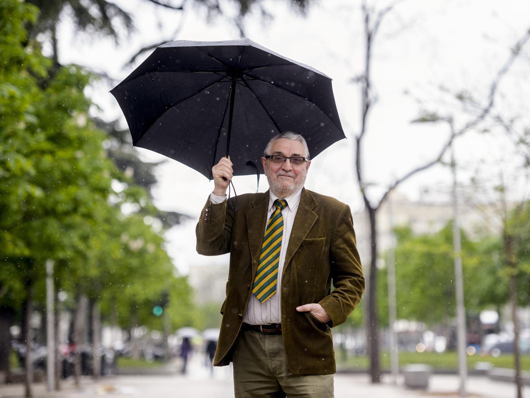 Amando de Miguel en el Paseo Recoletos./