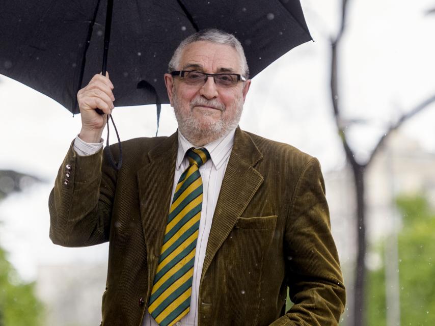 Amando de Miguel en el Paseo Recoletos./