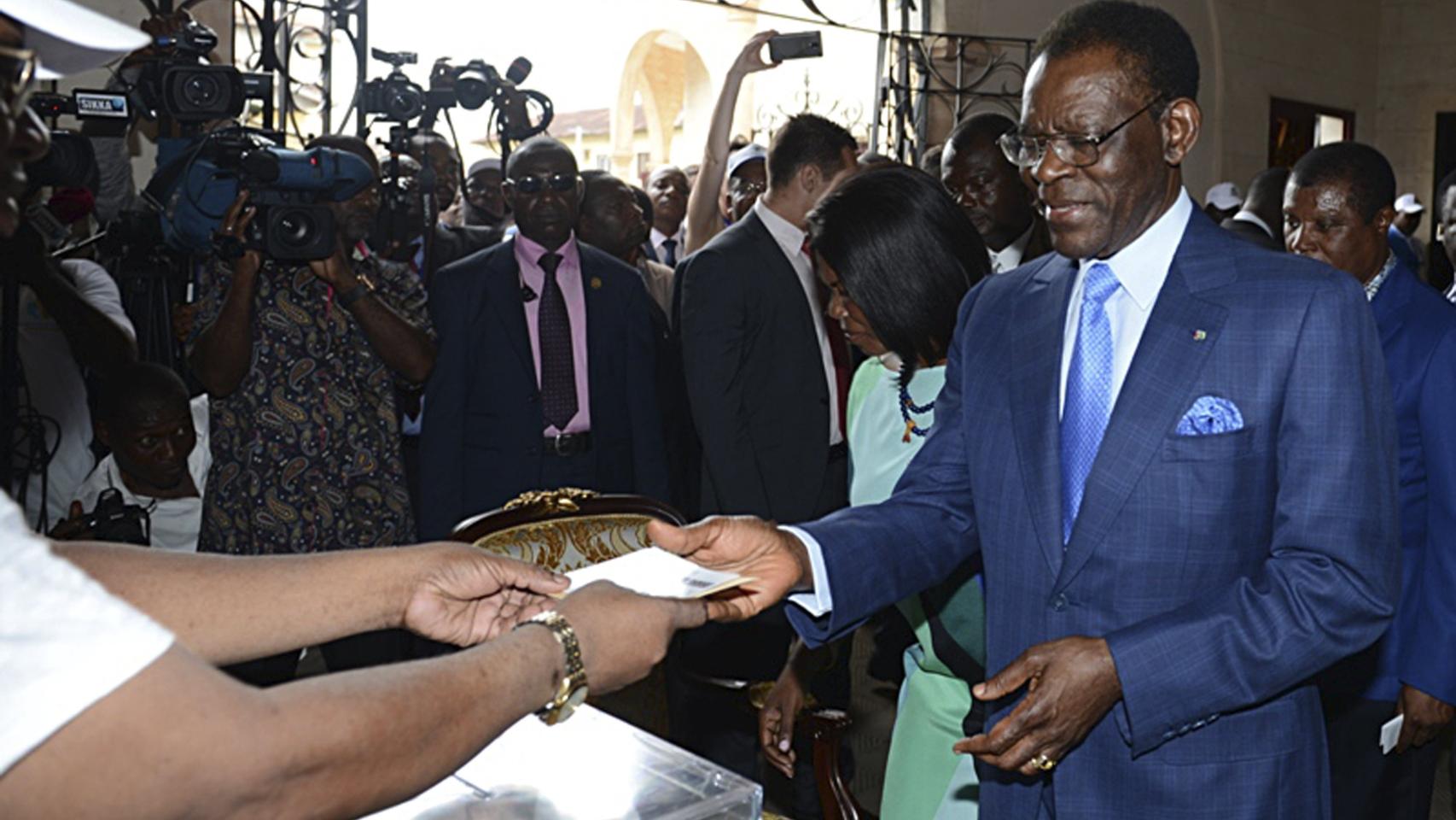 Teodoro Obiang votando en las elecciones de Guinea Ecuatorial.