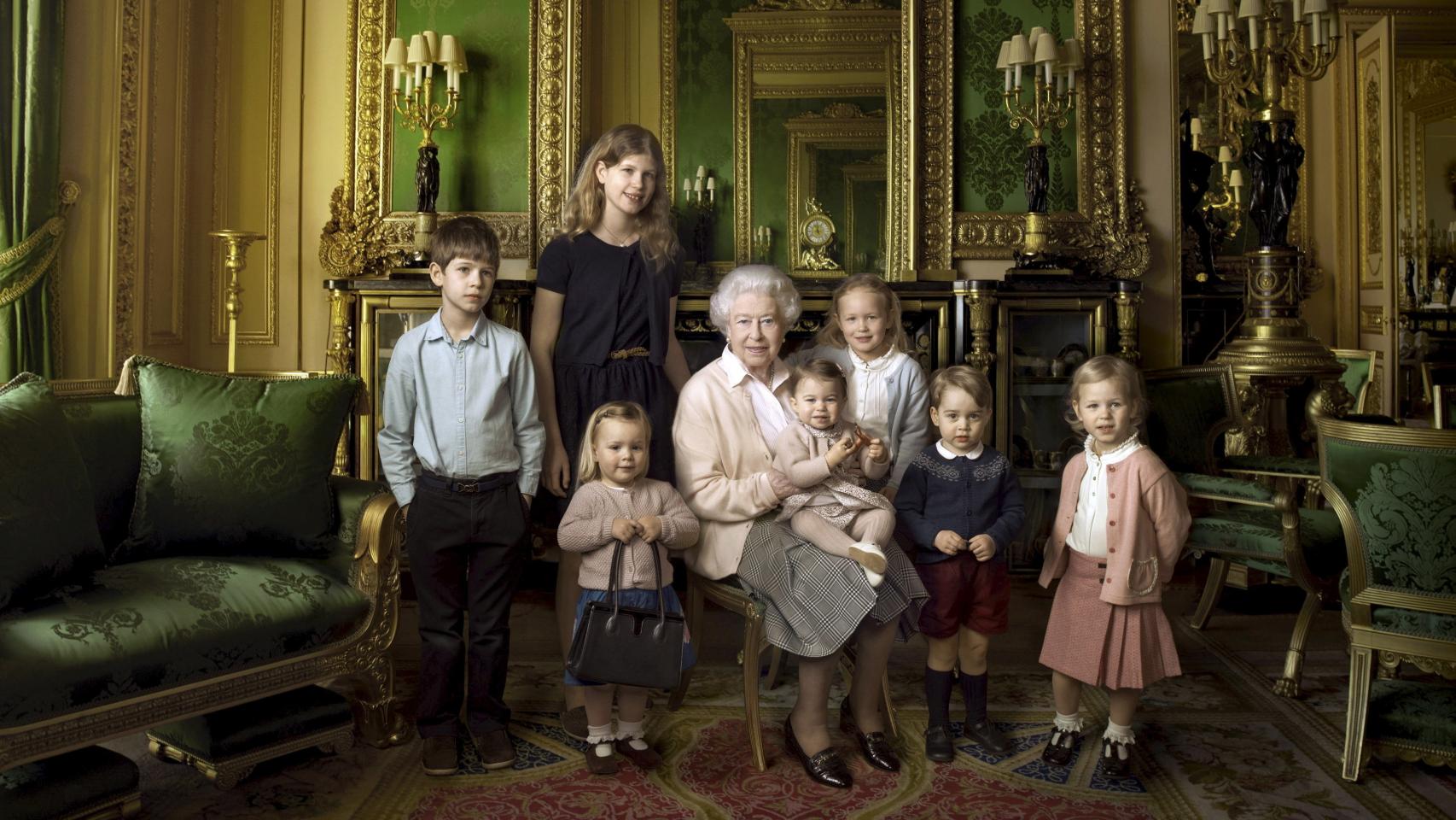 Imagen de Isabel II con sus nietos y bisnietos para conmemorar su 90 cumpleaños