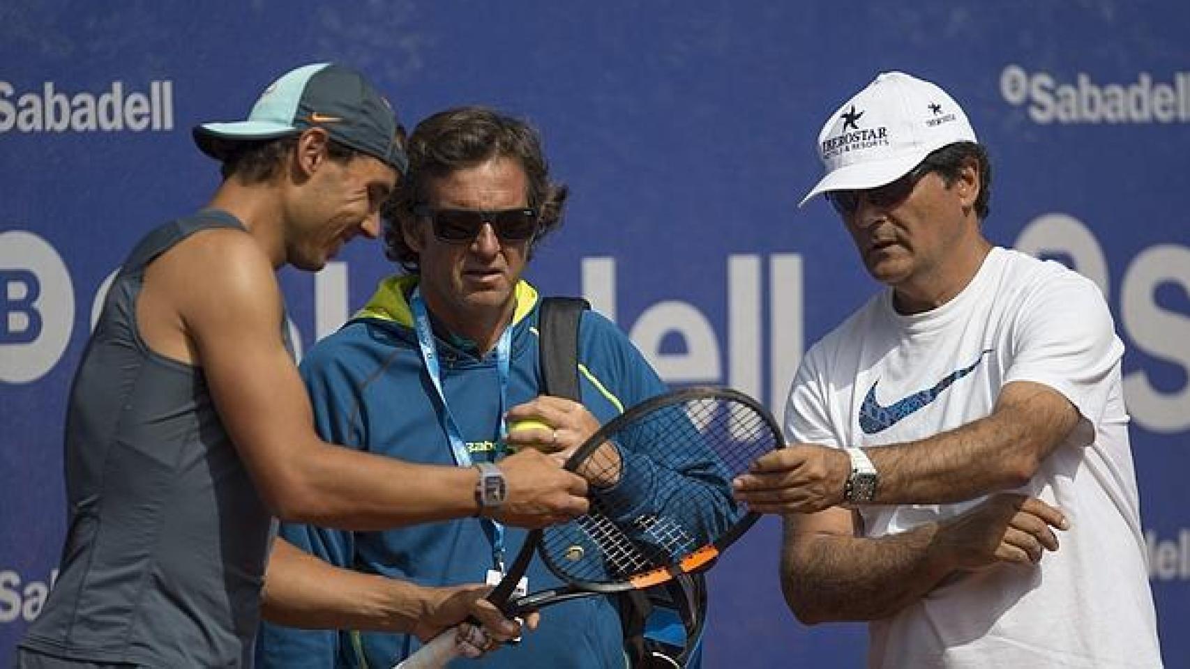Rafa Nadal conversa con Francis Roig y con su tío Toni en Barcelona.