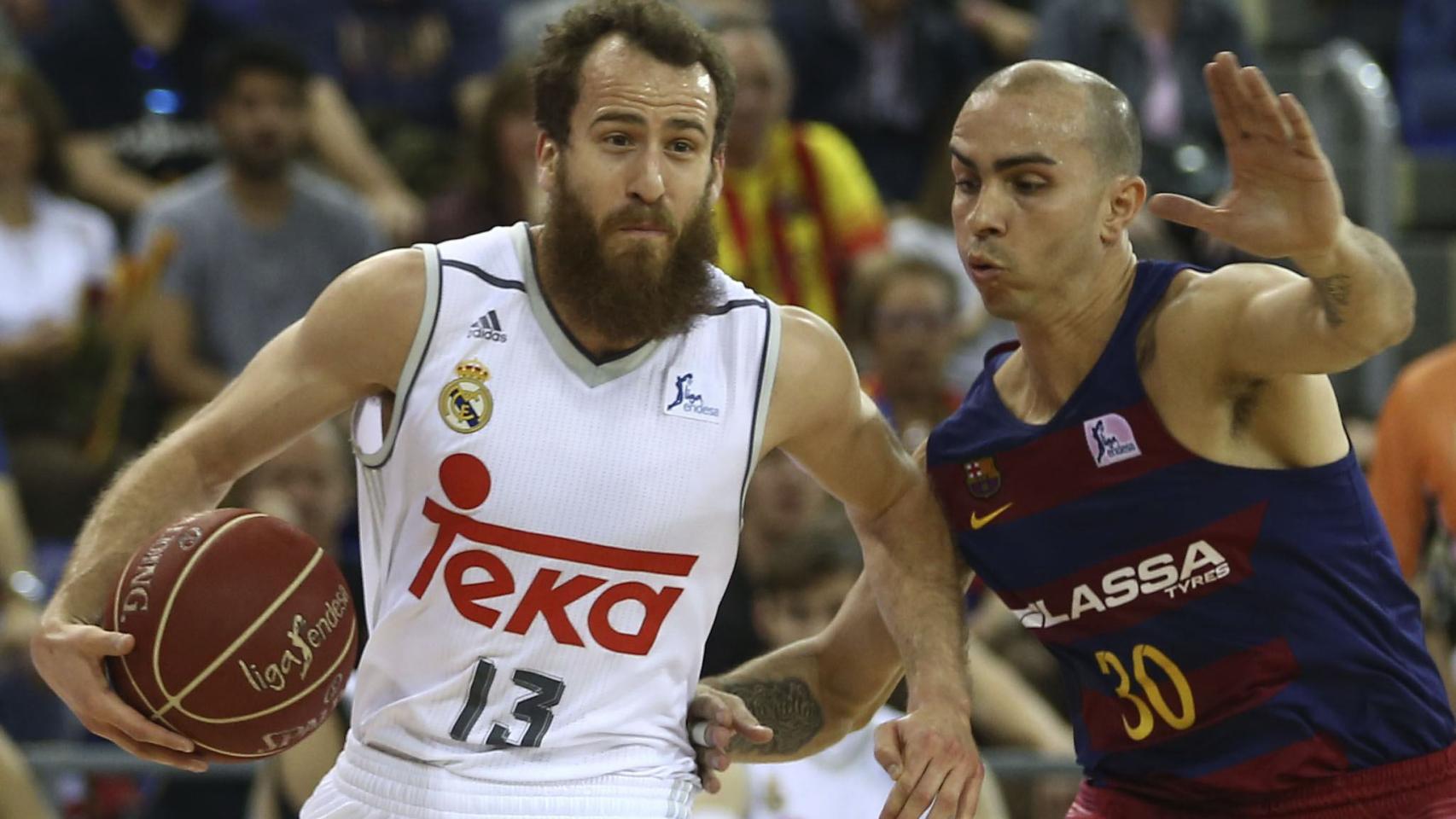 Sergio Rodríguez y Carlos Arroyo durante el Clásico