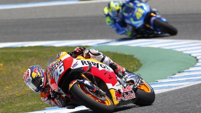 Dani Pedrosa tumba su Honda RC213V para trazar una curva de izquierdas, en Jerez.