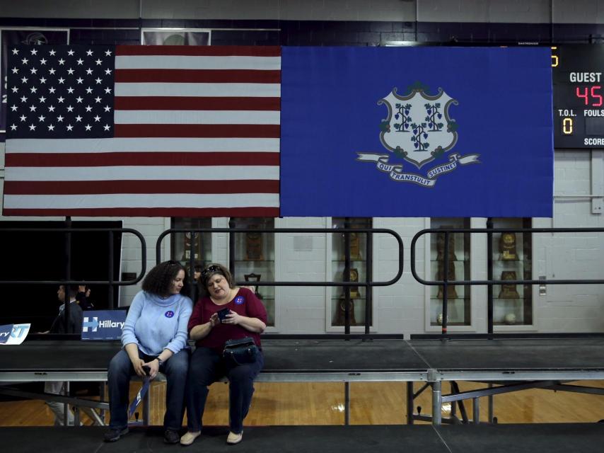 Dos mujeres tras el mitin de Hillary Clinton en Bridgeport.