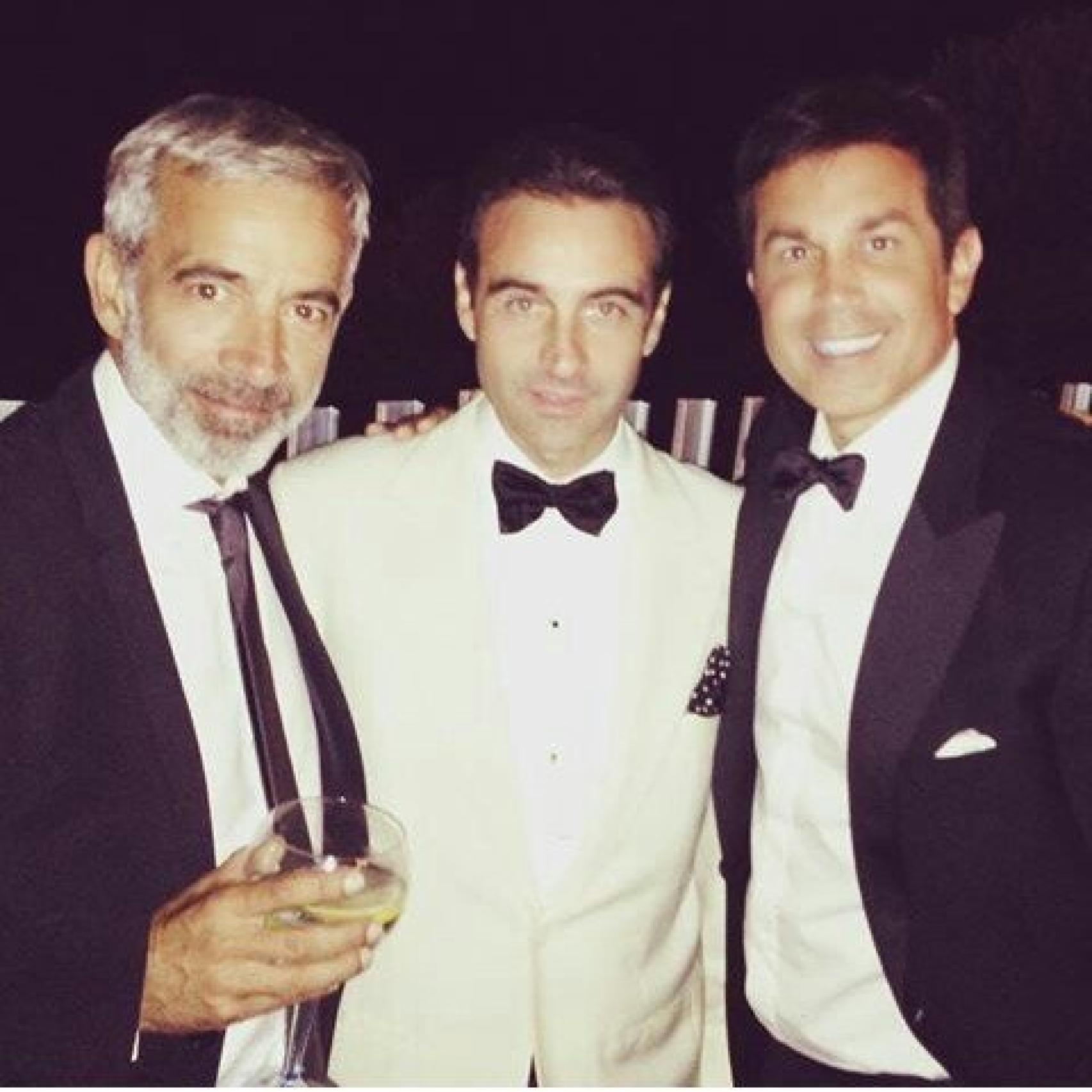 Imanol Arias junto a Enrique Ponce y un amigo