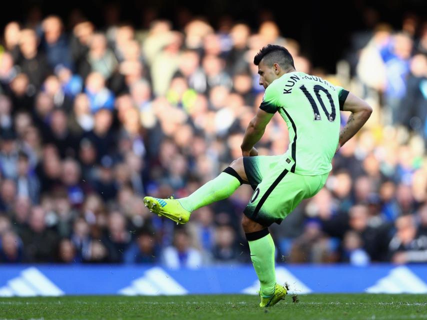 Agüero mete un gol al Chelsea el pasado 16 de abril.
