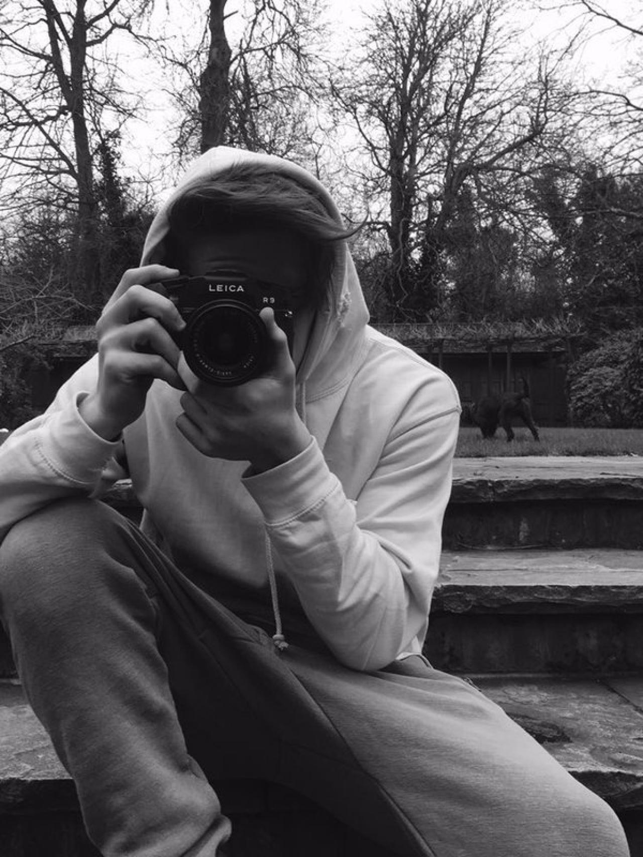 Brooklyn disfrutando de una de sus pasiones que es la fotografía