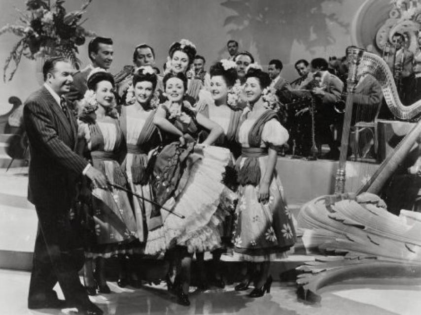 Xavier Cugat rodeado de chicas en un rodaje.