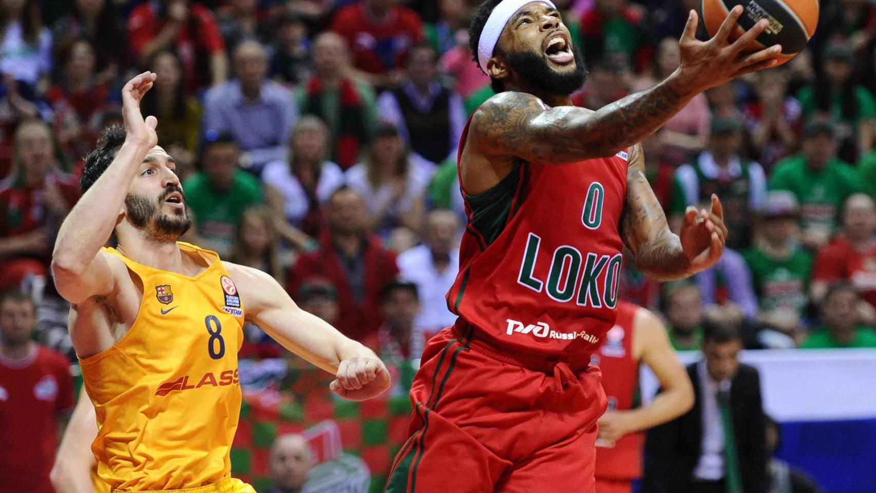 Malcolm Delaney intenta anotar ante Pau Ribas.