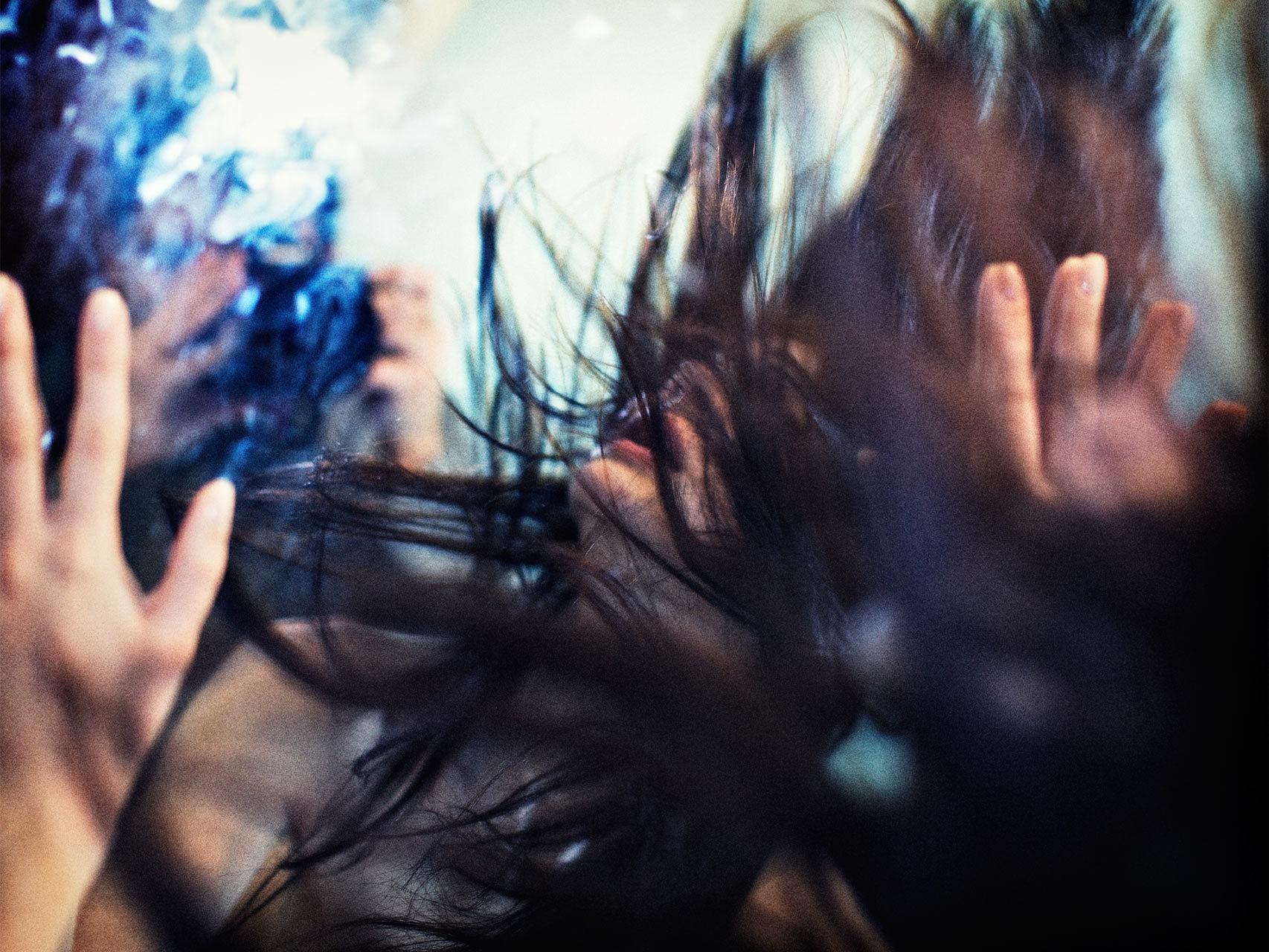 Orgasmo femenino frente al espejo.