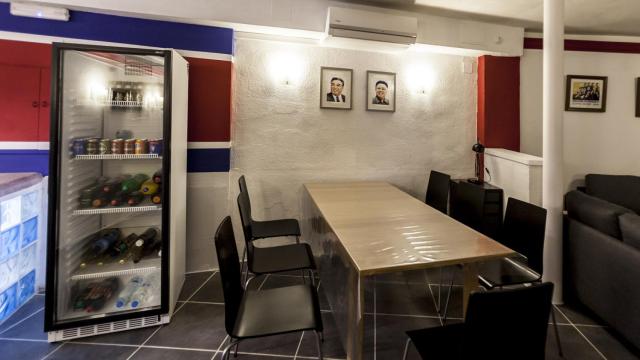 El espacio está decorado con retratos de miembros de la dinastía Kim