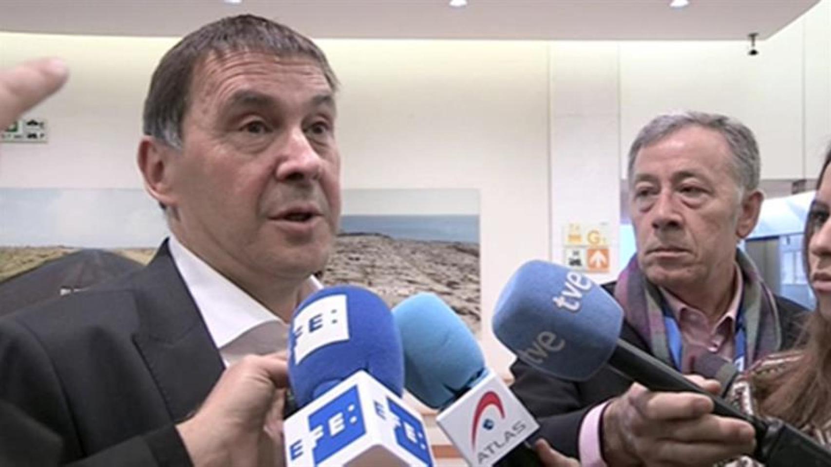 Otegi atiende a la prensa durante su visita a la Eurocámara