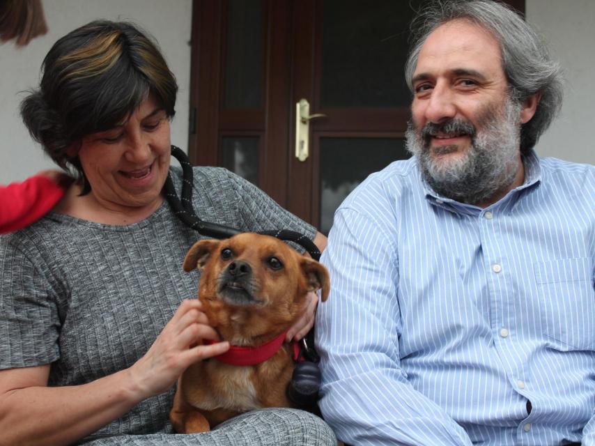 Carmen, Domingo y William, el actual perro de la familia.