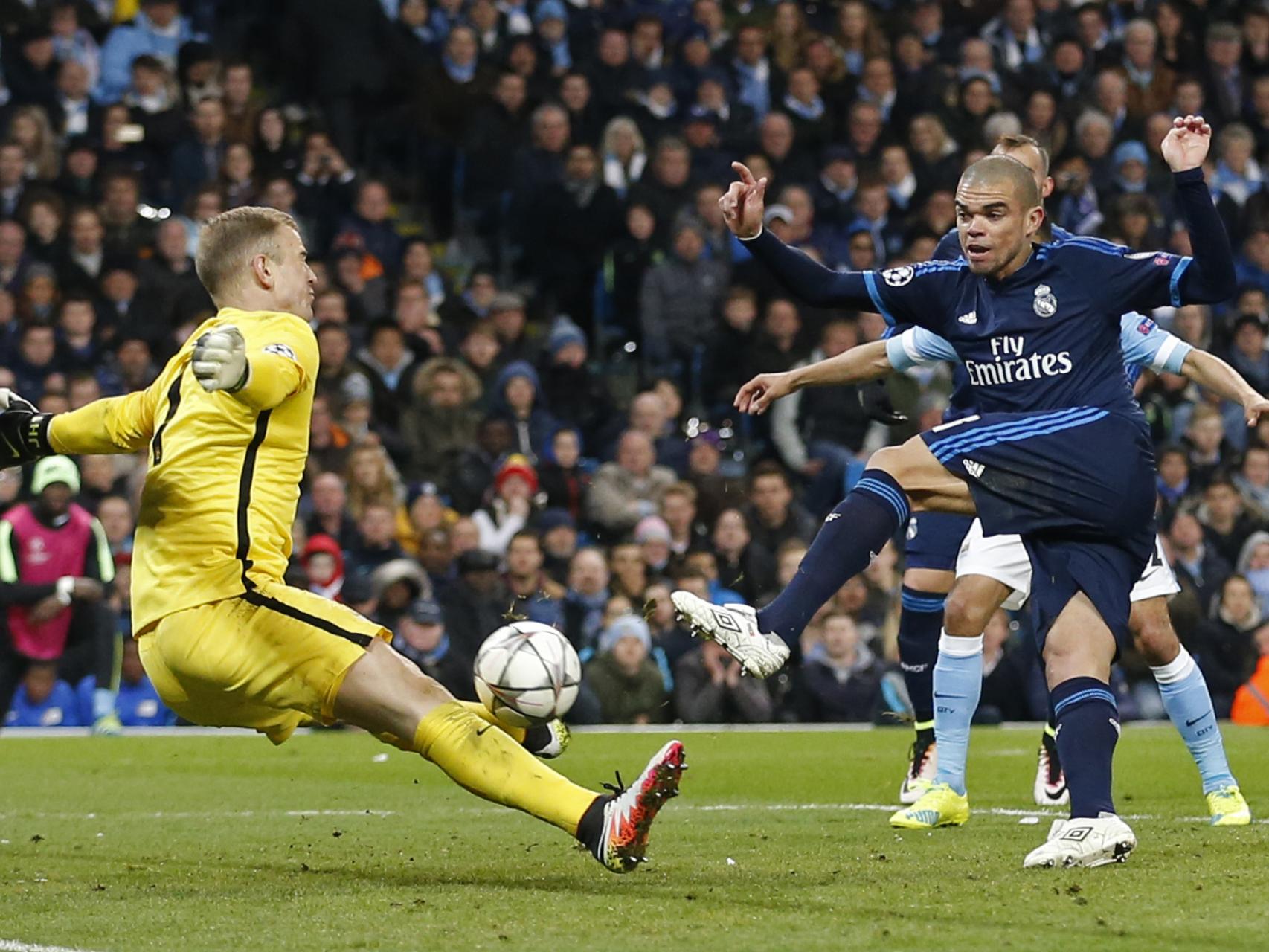 Pepe dispara al cuerpo de Hart.